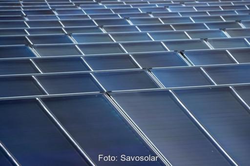 Solarkollektoren von Savosolar in einer großen Solarthermieanlage