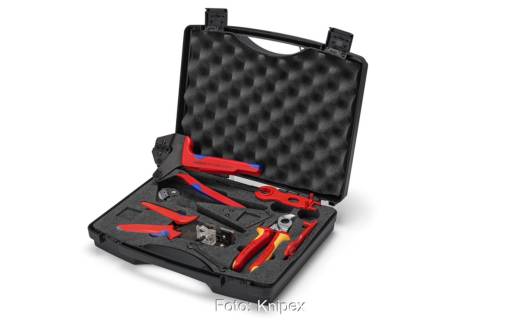Im Bild der aufgeklappte Werkzeugkoffer für Photovoltaik von Knipex.