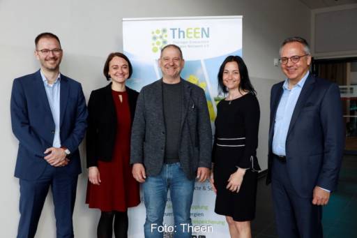 Drei Männer und zwei Frauen in Business-Kleidung stehen nebeneinander - Tagung zu Wärmeversorgung in Thüringen