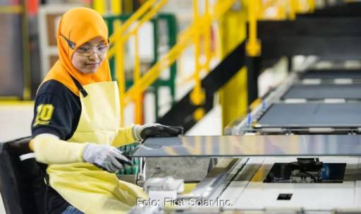 Im Bild eine Mitarbeiterin in einem Werk vom Photovoltaik-Hersteller First Solar in Malaysia.