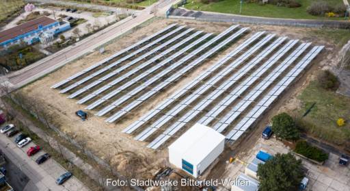 Im Bild ein Luftbild mit der Solarthermie-Anlage in Bitterfeld-Wolfen, die Fernwärme bereitstellt.