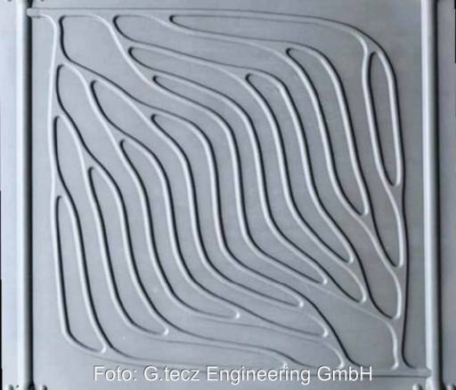 Ein von Kanälen durchzogenen Fassaden-Bauelement, das Solarenergie nutzt.