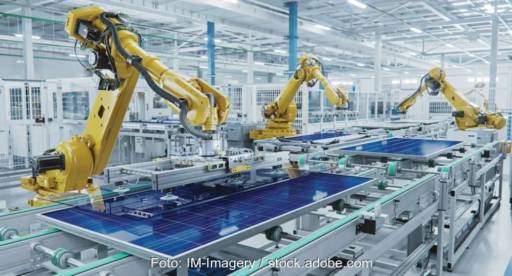 In Bild Roboter einer Photovoltaik Fertigungsstraße. Das BMWK hat ein Interessenbekundungsverfahren für PV-Hersteller gestartet, die eine Förderung erhalten wollen.
