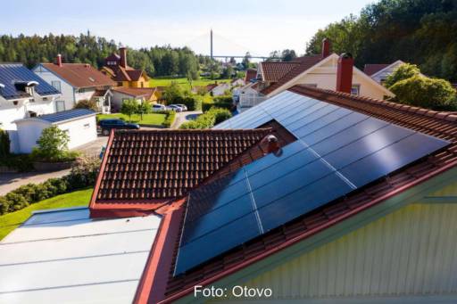 Photovoltaik-Anlage auf einem Schrägdach mit Gaube