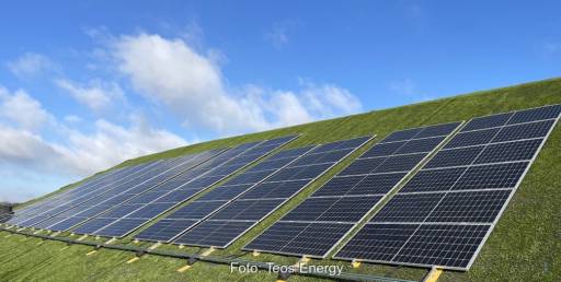 Im Bild sind Photovoltaik-Module, die mit dem Deponie-Solarmontagesystem PowerCap an dem Hang einer Mülldeponie installiert wurden.