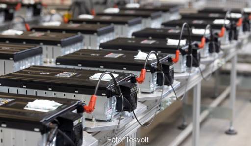 Im Bild die Batteriezellfertigung bei Tesvolt für den Power Safe Speicher, den eine Brandschutzhülle besonders sicher machen soll.