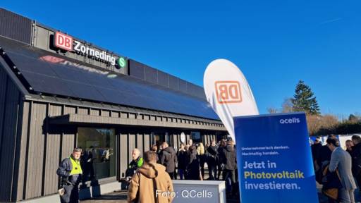 Gebäude mit Schriftzug DB Zorneding und Solardach vor blauem Himmel- der Solar-Bahnhof.