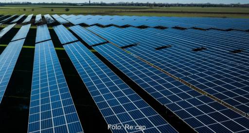 Im Bild ein Photovoltaik-Solarpark, der Vermögensverwalter Re:cap beliefert die Deutsche Bahn mit Photovoltaik-Strom.