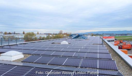 Eine Logistikhalle mit Photovoltaik auf dem Dach.