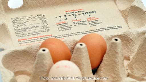 Eierkarton mit drei Eiern und Zahlenstempel - Symbol für Ökostrom Herkunftsnachweis