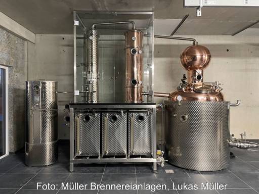 Produktionsanlage für Ethanol aus Stahl und Kupferrohren.