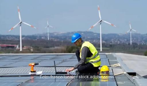 Die Bundesnetzagentur hat die Höchstwerte für die Ausschreibungen des Jahres 2023 für Windenergie an Land auf 7,35 Cent/kWh und für Aufdach-Photovoltaik auf 11,25 Cent/kWh festgelegt.