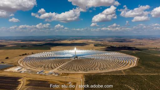 Im Bild ein Solarturm-Kraftwerk in Spanien, CSP bietet unter den Solartechnologien Möglichkeiten für Strom und Wärme.
