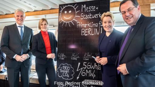 Menschen mit beschriftetem Solarmodul