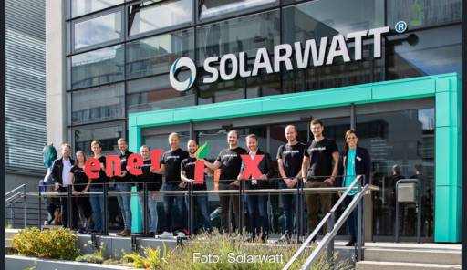 Im Bild eine Reihe von Menschen vor einem Solarwatt Gebäude, die den Schriftzug Enerix zeigen.