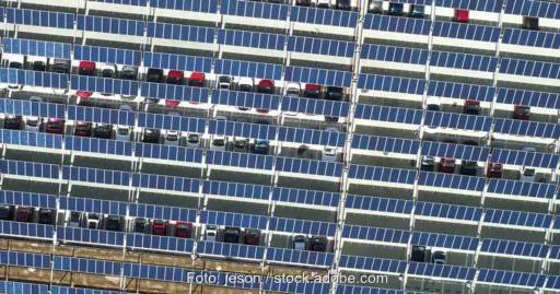 Im Bild eine Parkplatzüberdachung mit Photovoltaik, für die es in Baden-Württemberg ein Förderprogramm gibt.