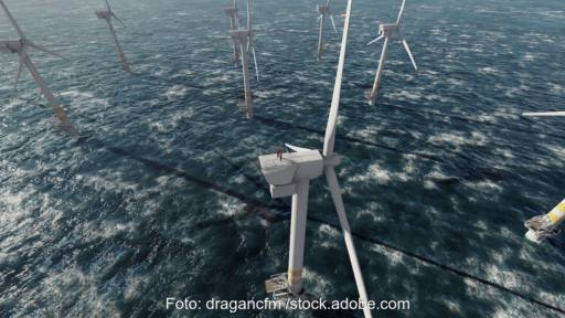 Offshore-Windenergie-Anlage aus der Vogelperspektive, zwei Menschen auf dem Turbinenhaus.