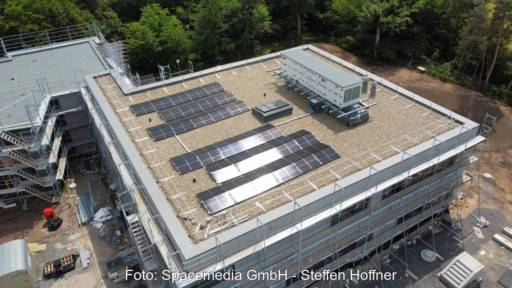 Luftaufnahme einer PV-Anlage auf einem Flachdach.