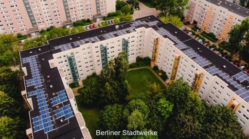 Luftaufnahme von Wohnblock mit Mieterstrom-Solaranlage, für die das Crowdfunding stattfand.