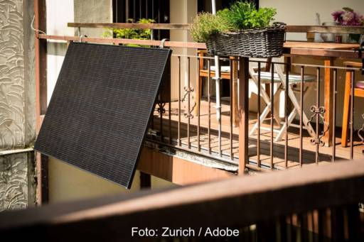 Seitenblick auf ein Module, das an einem Balkon besfestigt ist.