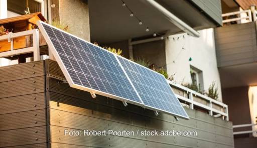 Eine an einem Balkon befestigte Mini-PV-Anlage.