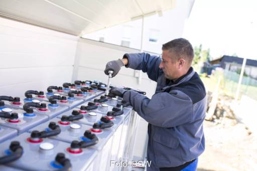 Ein Mann installiert ein Set von Batterien