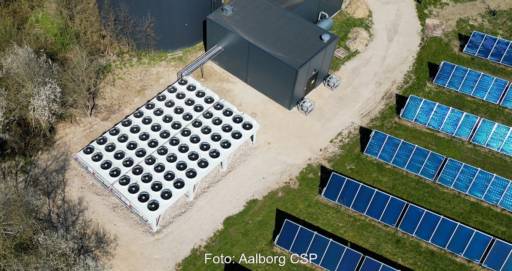 Im Bild die neue Großwärmepumpe, die neben der Solarthermie-Anlage bei Solrød Fjernvarme in Dänemark steht.