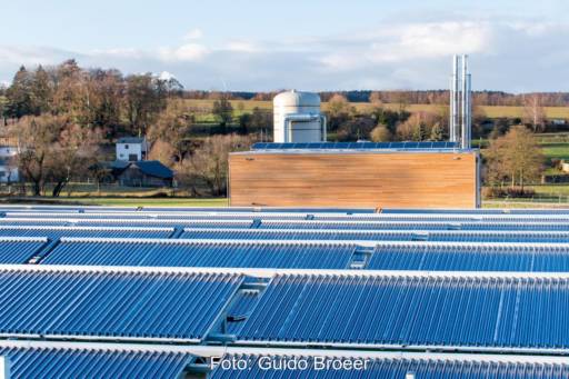 Solarthermiefeld mit Heizzentrale