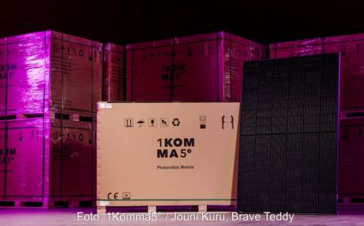 Im Bild eine Lagerhalle, in der Photovoltaik-Module von 1Komma5° liegen.