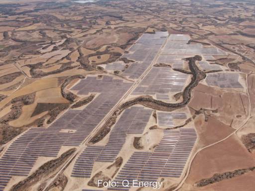 Luftbild eines Freiflächen-Solarparks in trockener Region Südsdpaniens.