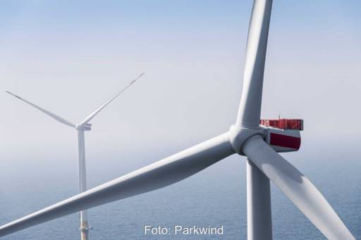 OPffshore-Windturbine auf Nabenhöhe vor zweiter Anlage im Meer.