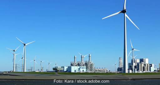 Im Bild Windenergieanlagen und ein Gaskraftwerk als Symbol für die Kraftwerksstrategie der Bundesregierung.