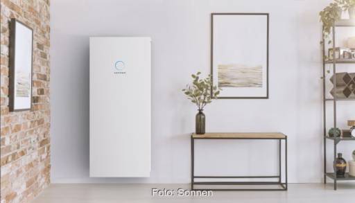 Ein Produktbild eines ästhetisch in den Wohnraum integrierten Stromspeichers