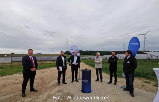 Im Bild Offizielle bei der Einweihung des Photovoltaik-Solarparks Deining, den die Iqony Solar Energy errichtet hat.