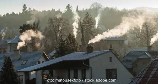 Im Bild dampfende Schornsteine als Symbol für den EU-Emissionshandel in den Bereichen Gebäude und Verkehr.