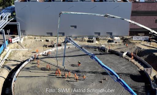 Im Bild die Betonarbeiten für das Fundament des neue Wärmespeicher für die Münchner Wärmewende.