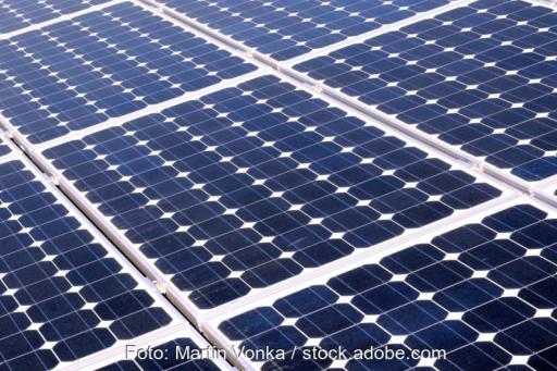 Solarmodule einer großen Anlage.