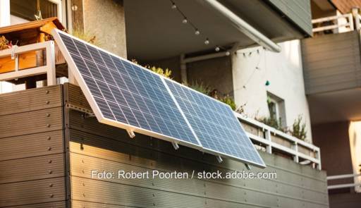 Im Bild ein Balkonkraftwerk. Diese Stecker-Solaranlagen gibt es jetzt auch über die Stadtwerke Hanau.