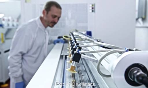 Im Bild ein Forscher an einem Stringer im Solarforschungsinstitut ISC Konstanz.