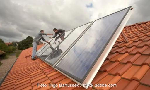 Zu sehen ist die Nachrüstung mit Solarkollektoren. Solarthermie kann Energiekosten senken.