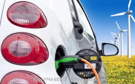 Zu sehen ist ein Elektroauto. Der Bericht zum Elektromobilitätsgesetz prüft Privilegien für Elektrofahrzeuge kritisch.