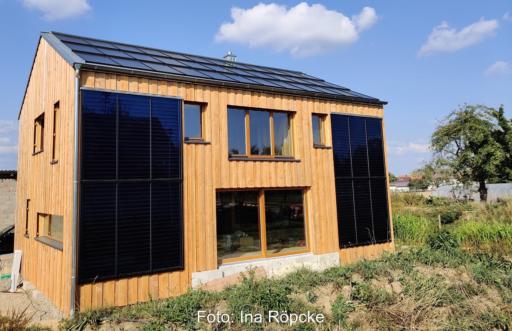 Wir werden voraussichtlich noch zwei oder drei Jahrzehnte lang mit einem Ökostrommangel leben müssen, Solarthermie kann dem Mangel dämpfen.