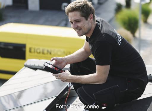 Im Bild ein Installateur von Eigensonne, die Geschäfte mit Photovoltaik laufen in der Insolvenz des Unternehmens weiter.