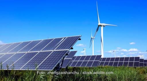 Photovoltaik und Windenergieanlagen als Symbol für die Umsetzung der EU-Notfallverordnung durch Bundestag und Bundesrat.