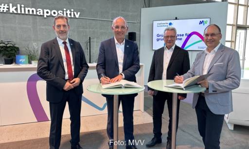 Im Bild Vertreter von MVV und der Stadtwerke Heidelberg bei der Unterzeichnung des Kooperationsvertrages.