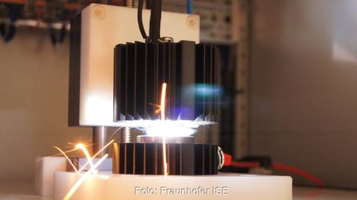 Im Bild der Prüfstand, mit dem man Photovoltaik Wechselrichter mit integrierten Lichtbogendetektoren testen kann.