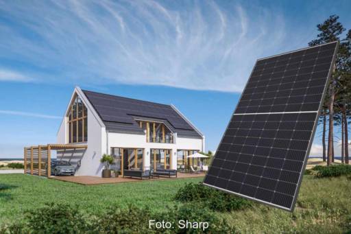 Animation zeigt Einfamilienhaus mit PV-Dach und einem schwarzen Solarmodul im Vordergrund