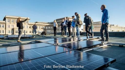 Das Bezirksamt Neukölln hat bei den Berliner Stadtwerken sein zweites solares Bezirkspaket mit zwölf Photovoltaik-Anlagen in Auftrag gegeben.