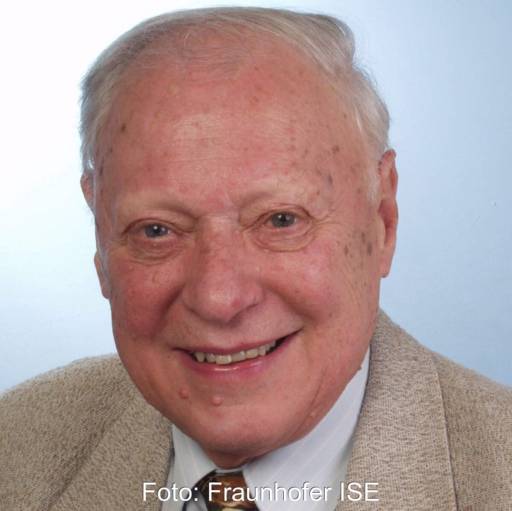 Portraitfoto eines älteren Mannes der in die Kamera lächelt - Prof Adolf Goetzberger