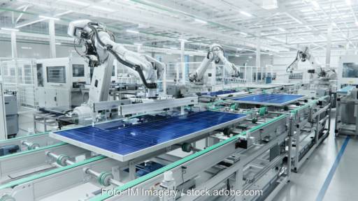PV-Module in Fertigungslinie mit Roboterarmen - Fertigung in der EU ist ein Ziel des NZIA